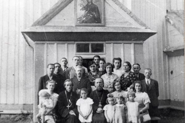 Священик Носаль серед хористів церкви